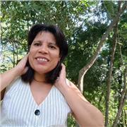 Professora particular de yoga que transmite paz e serenidade